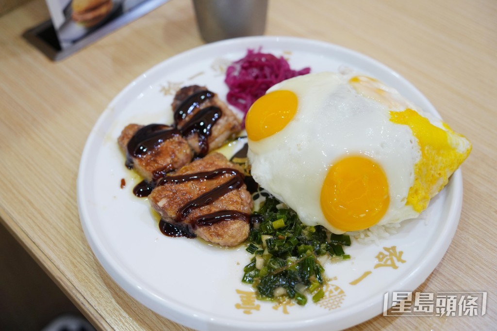 茶餐廳的鵝肝煎蛋飯份量充足，僅售80元。 吳艷玲攝