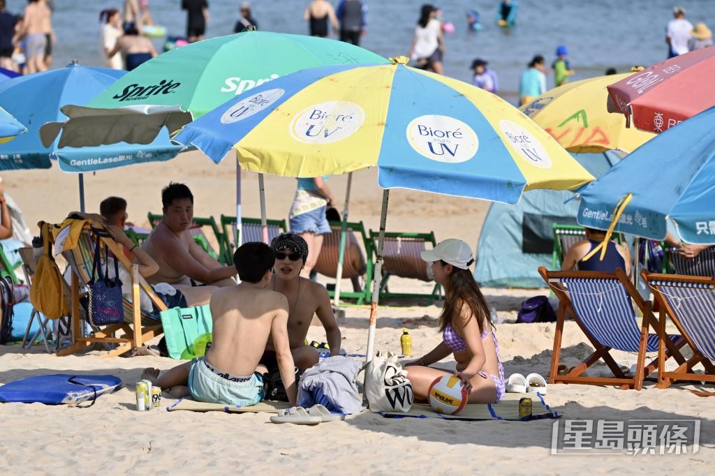 開放沙灘可從出租太陽傘及沙灘椅着手。