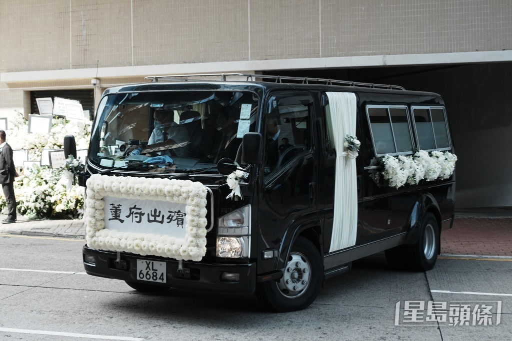灵车于上午10时许离开香港殡仪馆。 灵车于上午10时许离开香港殡仪馆。