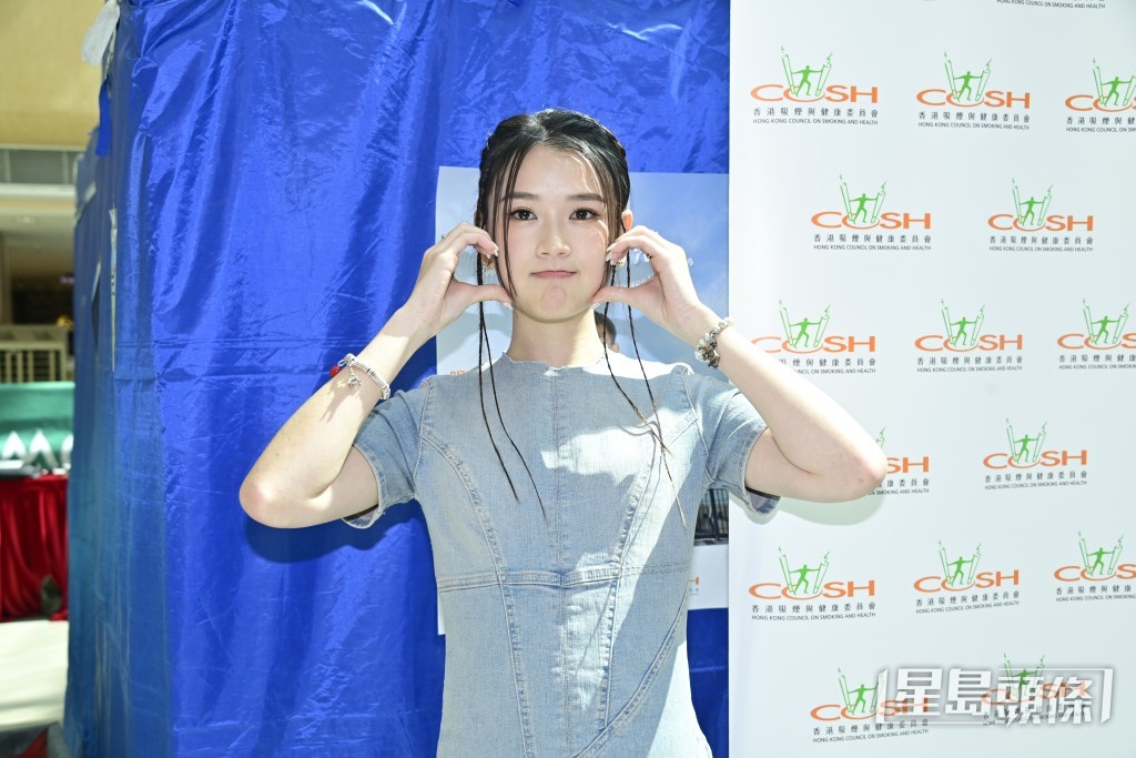 賣萌比心心。 賣萌比心心。