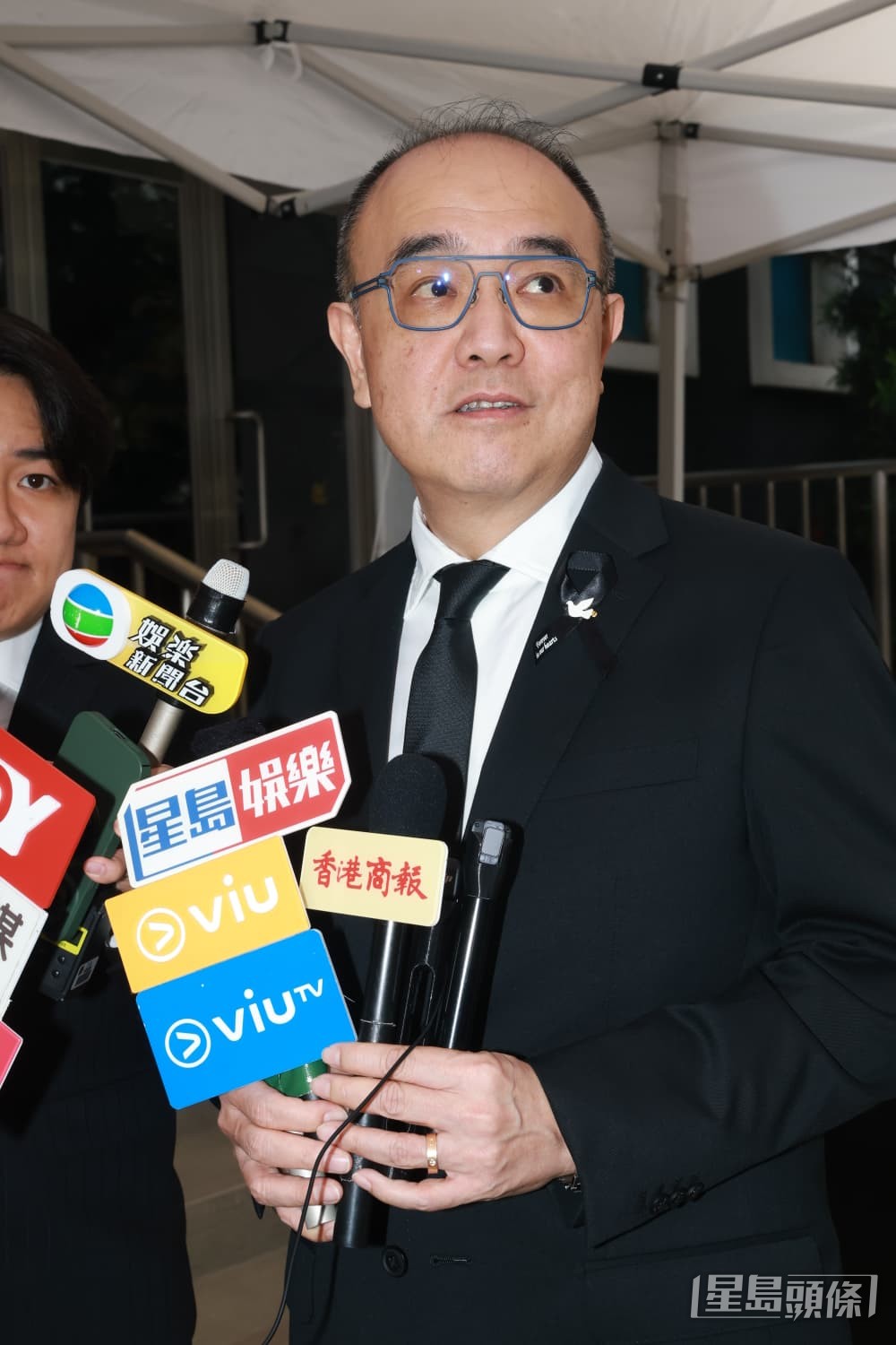 問到「King Sir」鍾景輝可有遺願？鍾至權表示：「我伯父一直想更多推廣戲劇科，可以有更多學生受教，演戲方面無乜，佢想演都演過，可以說是今生無憾。」