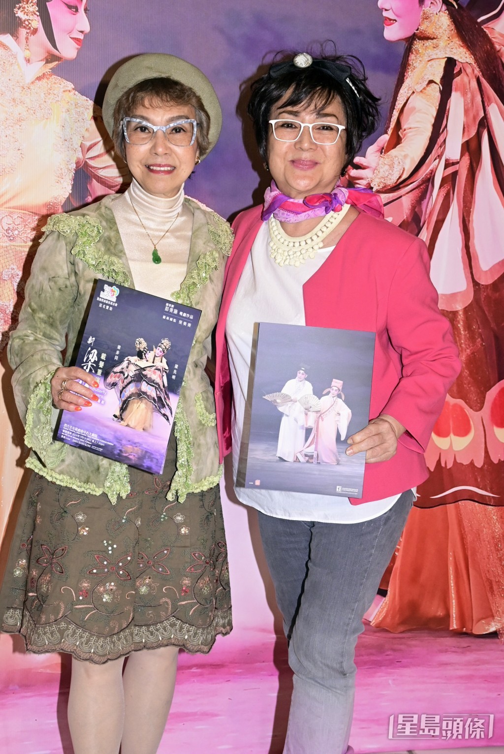 冯宝宝（右）1月时曾经返港，当时也有出席公开活动。