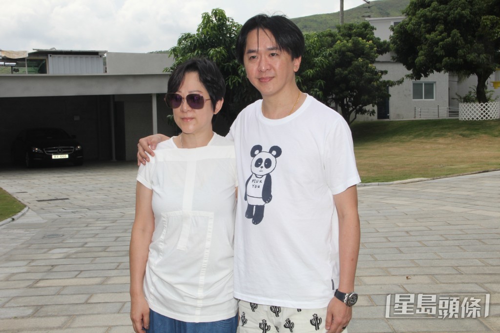 鄧小艾和哥哥為媽咪打理後事。