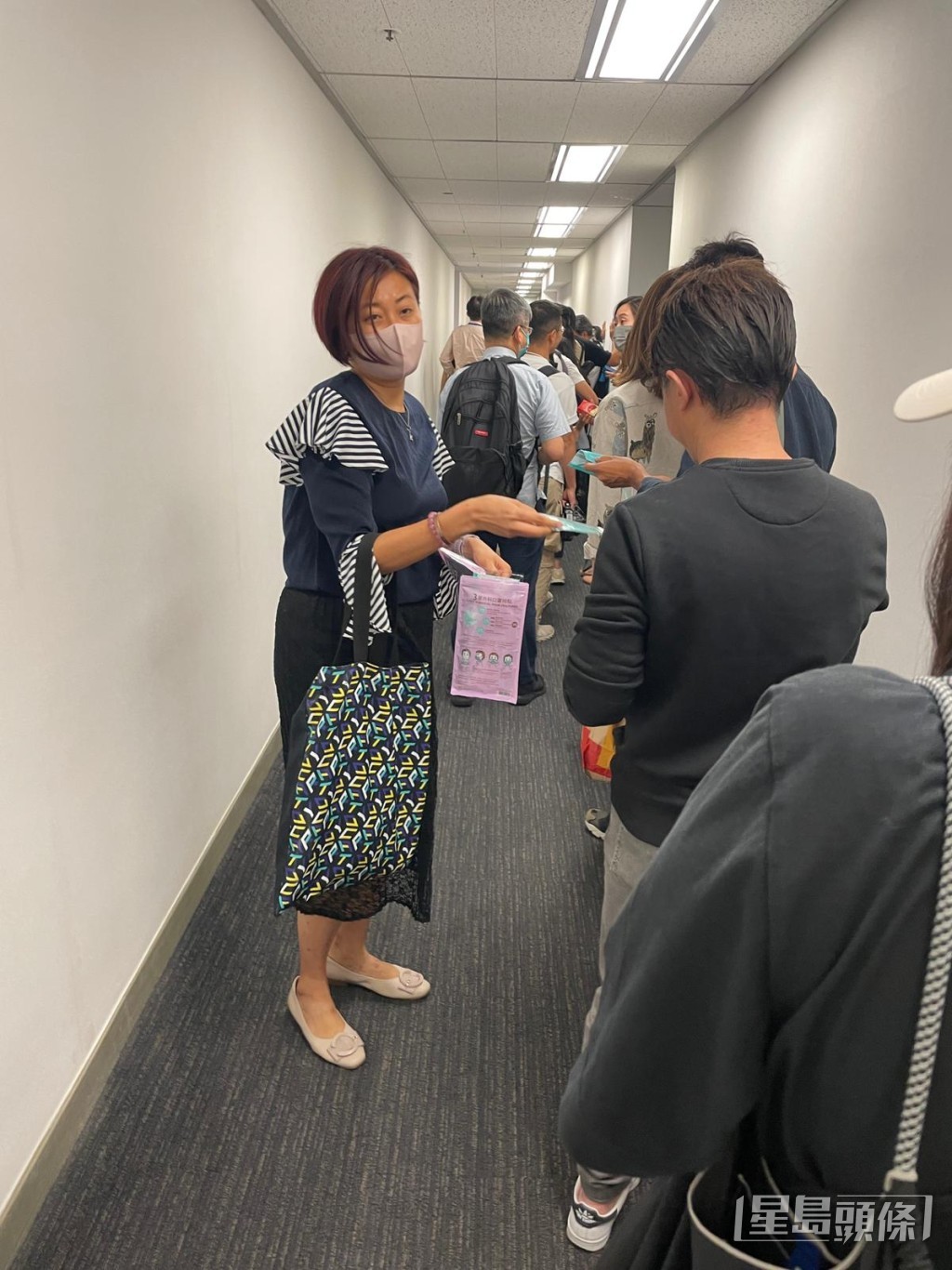 工作人員派發口罩給傳媒。 工作人員派發口罩給傳媒。