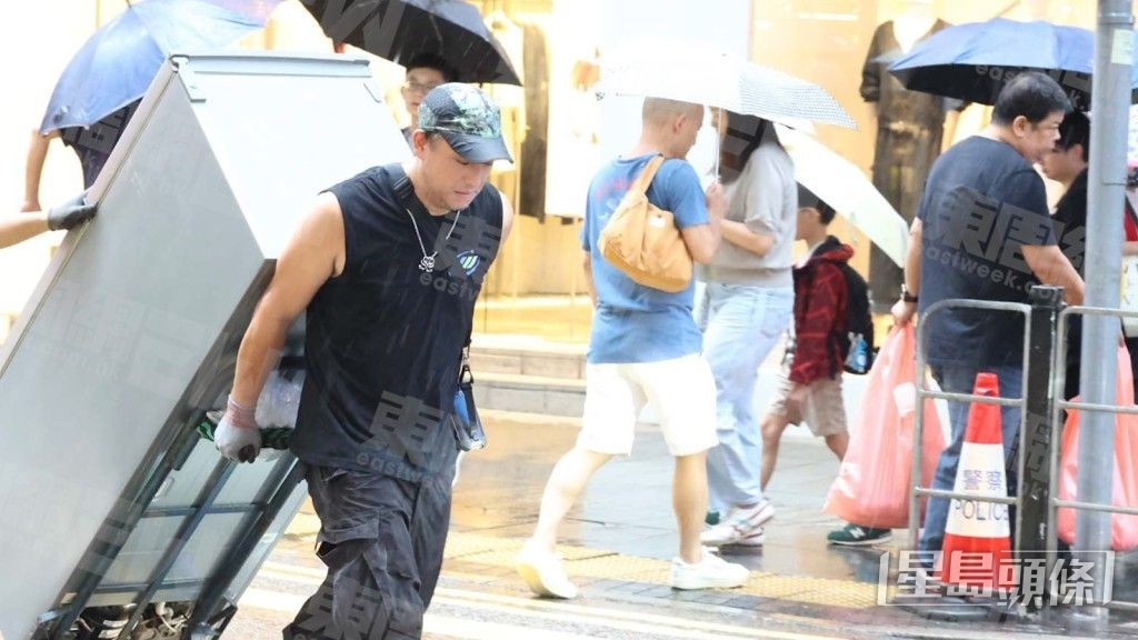 之前《東周刊》獨家直擊Steven在黑色暴雨警告訊號仍冒雨開工送電器。