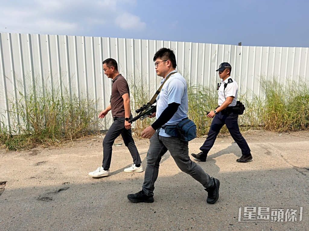 漁護署人員手持麻醉槍。梁國峰攝 漁護署人員手持麻醉槍。梁國峰攝