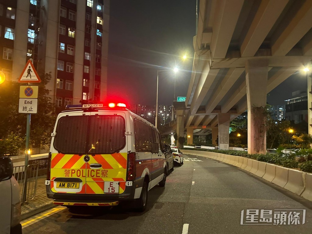 警方在場調查。 警方在場調查。