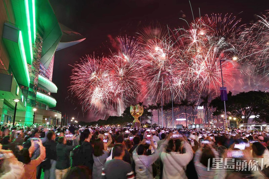 「馬到功成耀香江」馬年煙花匯演表演。 「馬到功成耀香江」馬年煙花匯演表演。