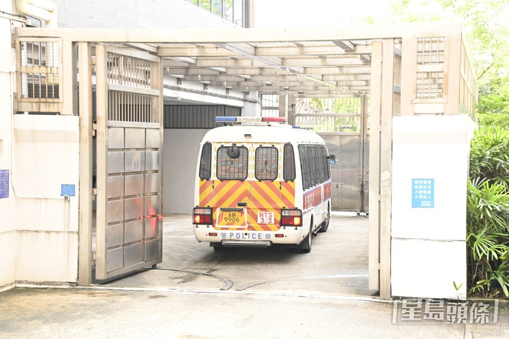 載有王青霞的囚車到達法院。 載有王青霞的囚車到達法院。