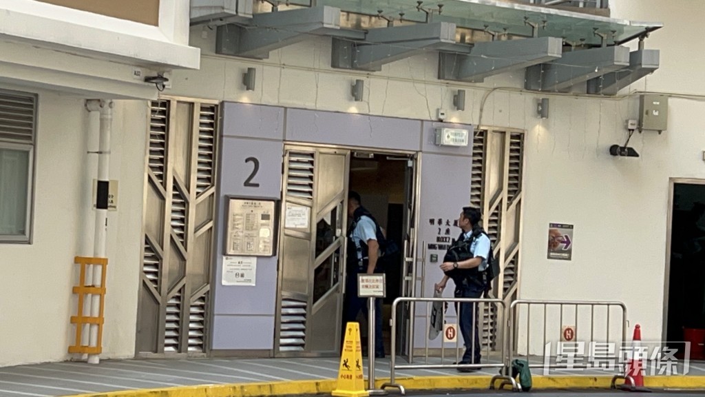 警員穿起防彈背心。