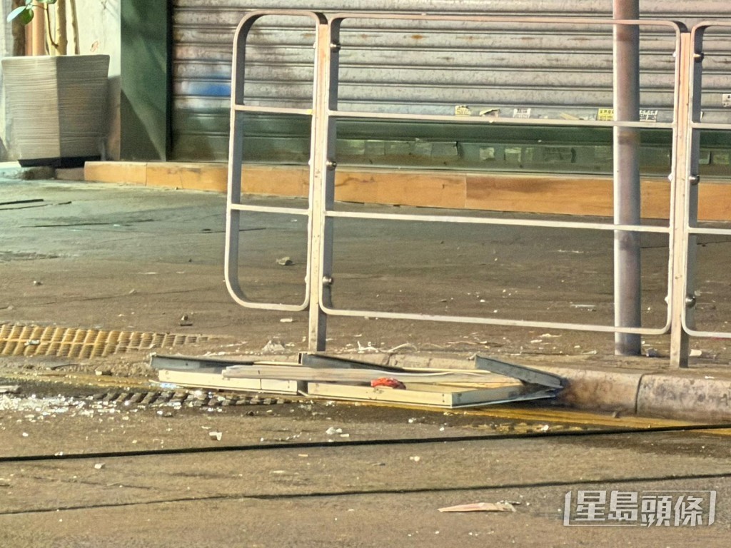 現場滿地玻璃碎片。