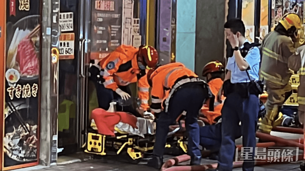 消防在單位內救出一名老翁,救護人員即場為他進行急救後。黎志偉攝 消防在單位內救出一名老翁,救護人員即場為他進行急救後。黎志偉攝