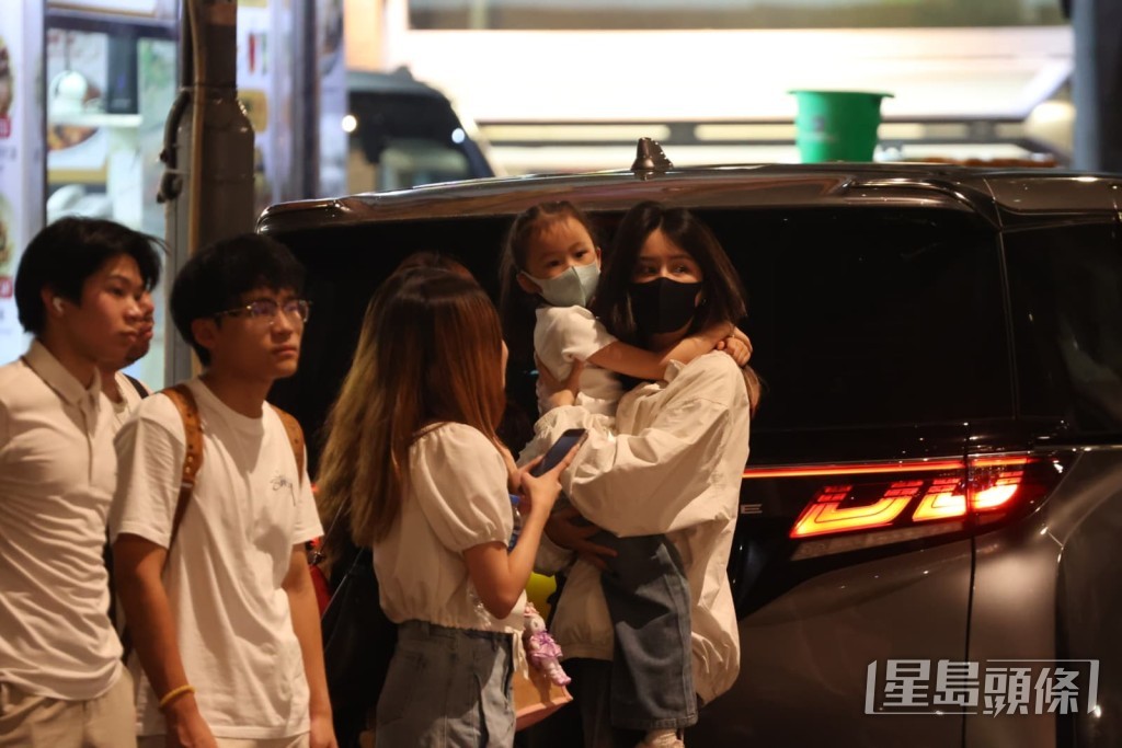 兩母女都戴了口罩。 兩母女都戴了口罩。