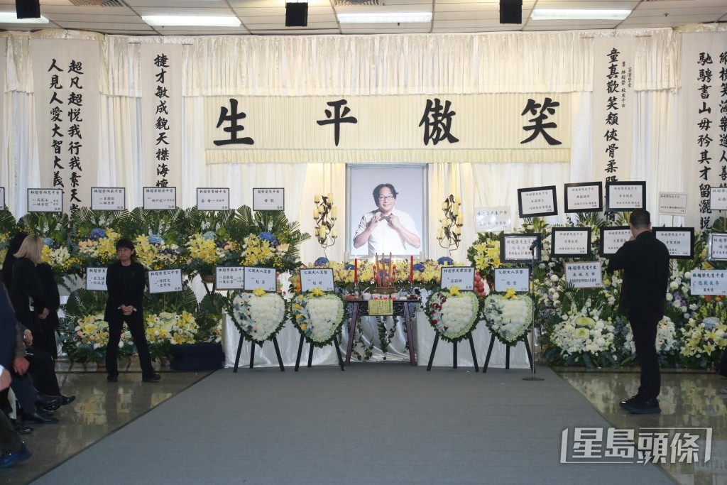 遺照右手邊為林超母親、岳母及胞姊的花牌，遺照左邊則有多位高官的花牌，包括特首李家超、前特首梁振英與夫人、政務司司長陳國基、財政司司長陳茂波、警務處處長蕭澤頤等等。