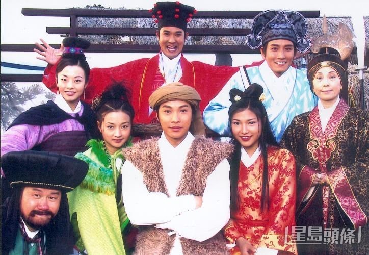 2003年跟譚耀文、李綺虹、袁文傑拍電影《花田囍事》。 2003年跟譚耀文、李綺虹、袁文傑拍電影《花田囍事》。