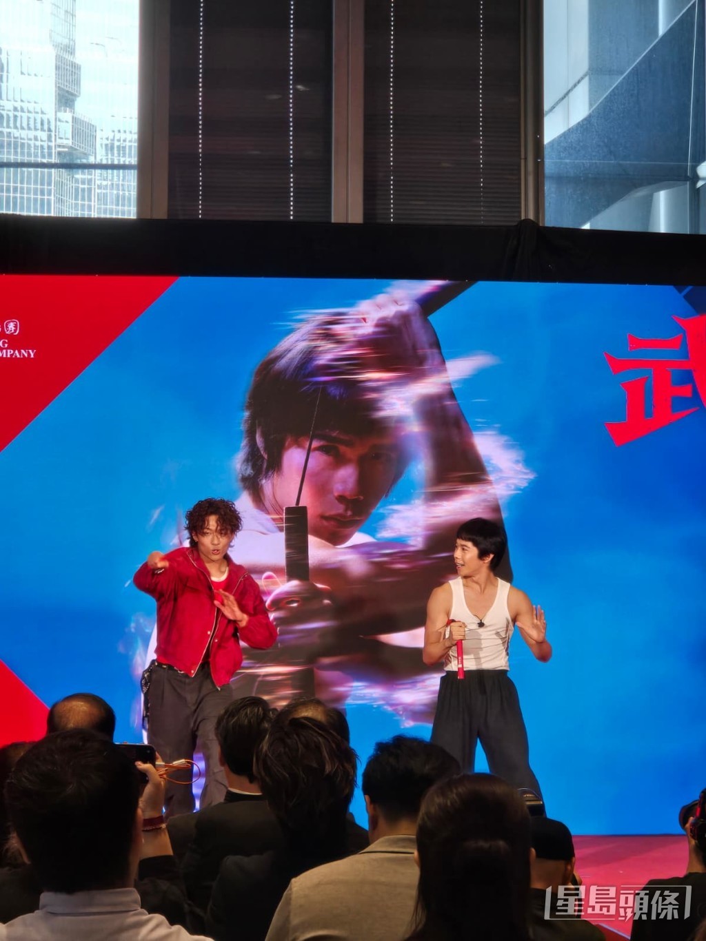 向舞蹈員學耍雙節棍。 向舞蹈員學耍雙節棍。