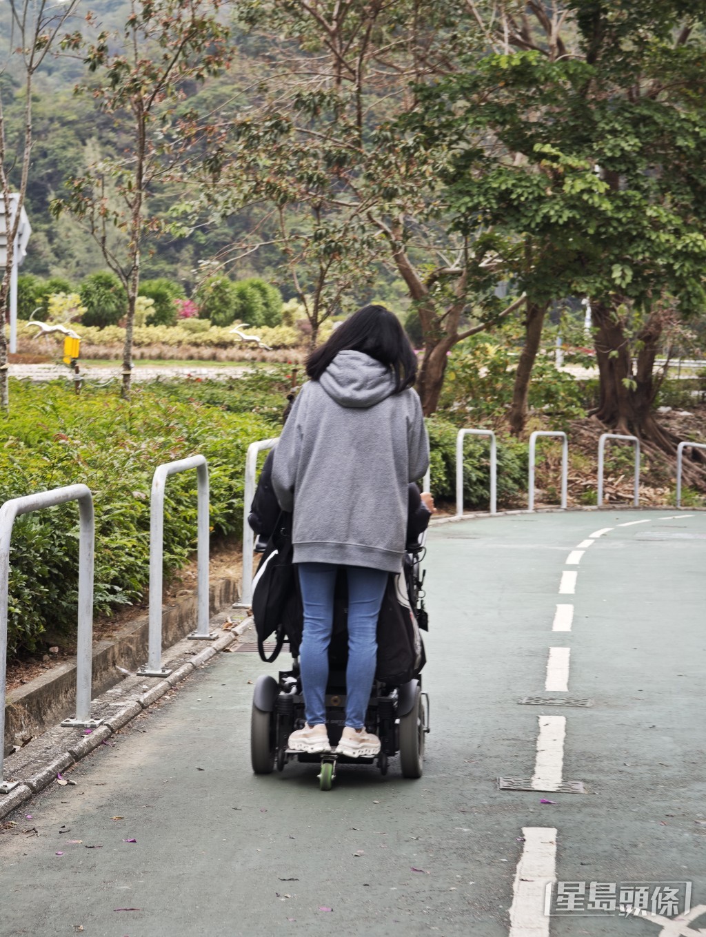 根據《簡易程序治罪條例》（第228章），任何人士若在公眾地方罔顧後果或疏忽地駕駛，或其駕駛的速度或方式會對公眾產生危險，便屬違法。