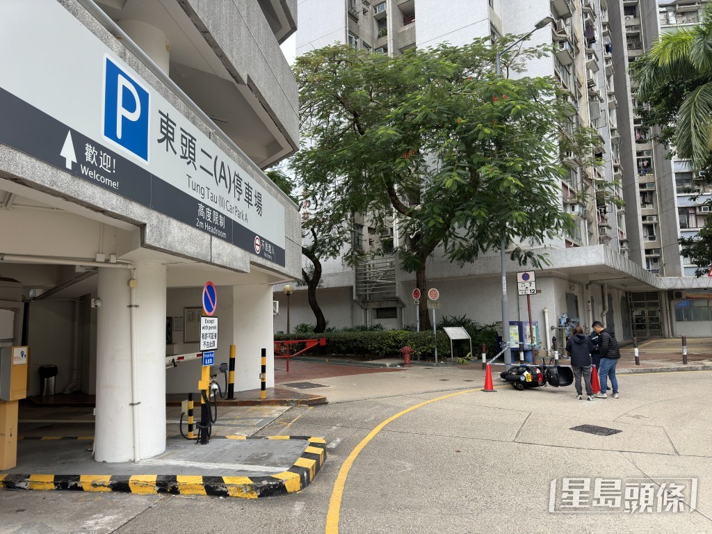 警員巡邏至東發道東頭邨截查可疑電單車,電單車逃至停車場外,司機棄車而逃。梁國峰攝 警員巡邏至東發道東頭邨截查可疑電單車,電單車逃至停車場外,司機棄車而逃。梁國峰攝