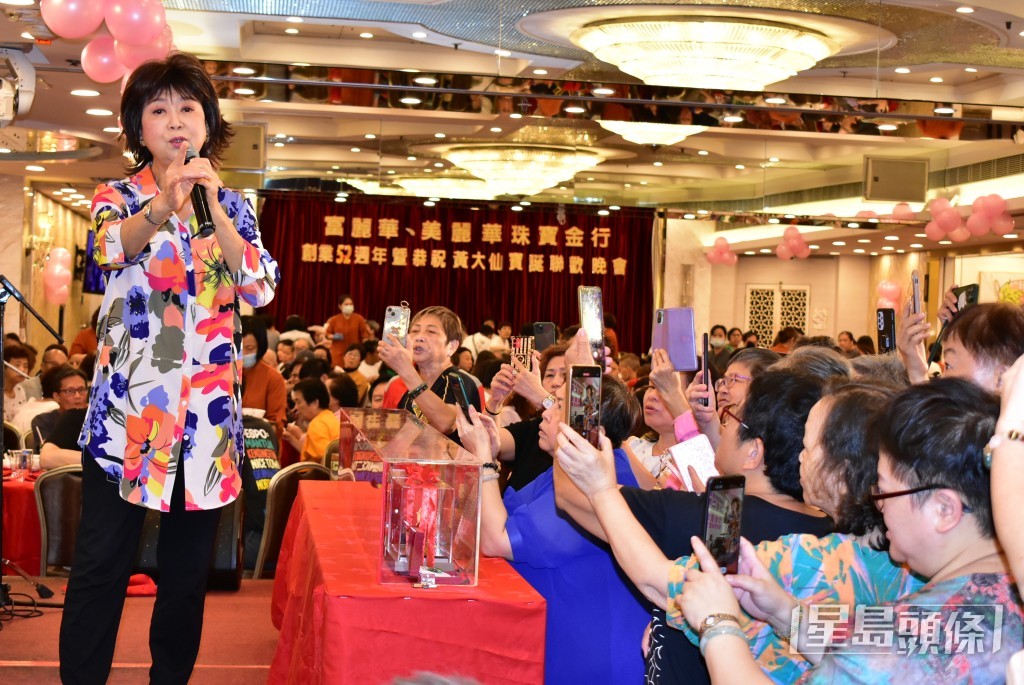 好耐冇公开演出嘅咪咪姐好受欢迎。