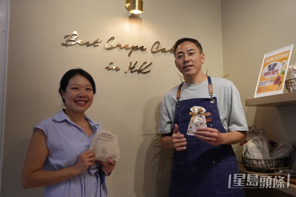 經營西式蛋糕生意的韓小姐(左)相信商場在長假期間會有不少訪客。吳艷玲攝