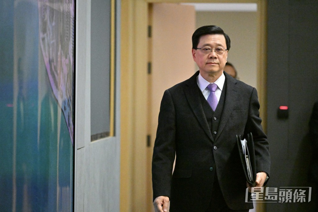 李家超行會前見記者表示,國家發表白皮書正合其時。蘇正謙攝 李家超行會前見記者表示,國家發表白皮書正合其時。蘇正謙攝
