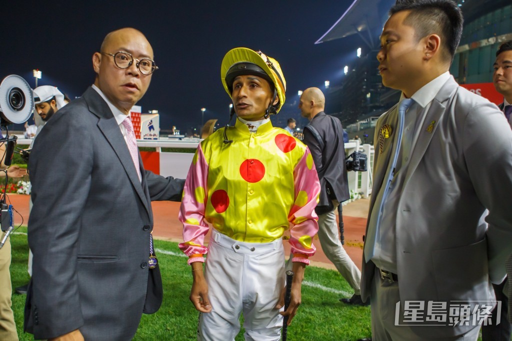 「昇瀧駒」的團隊賽前在馬匹亮相圈合照。