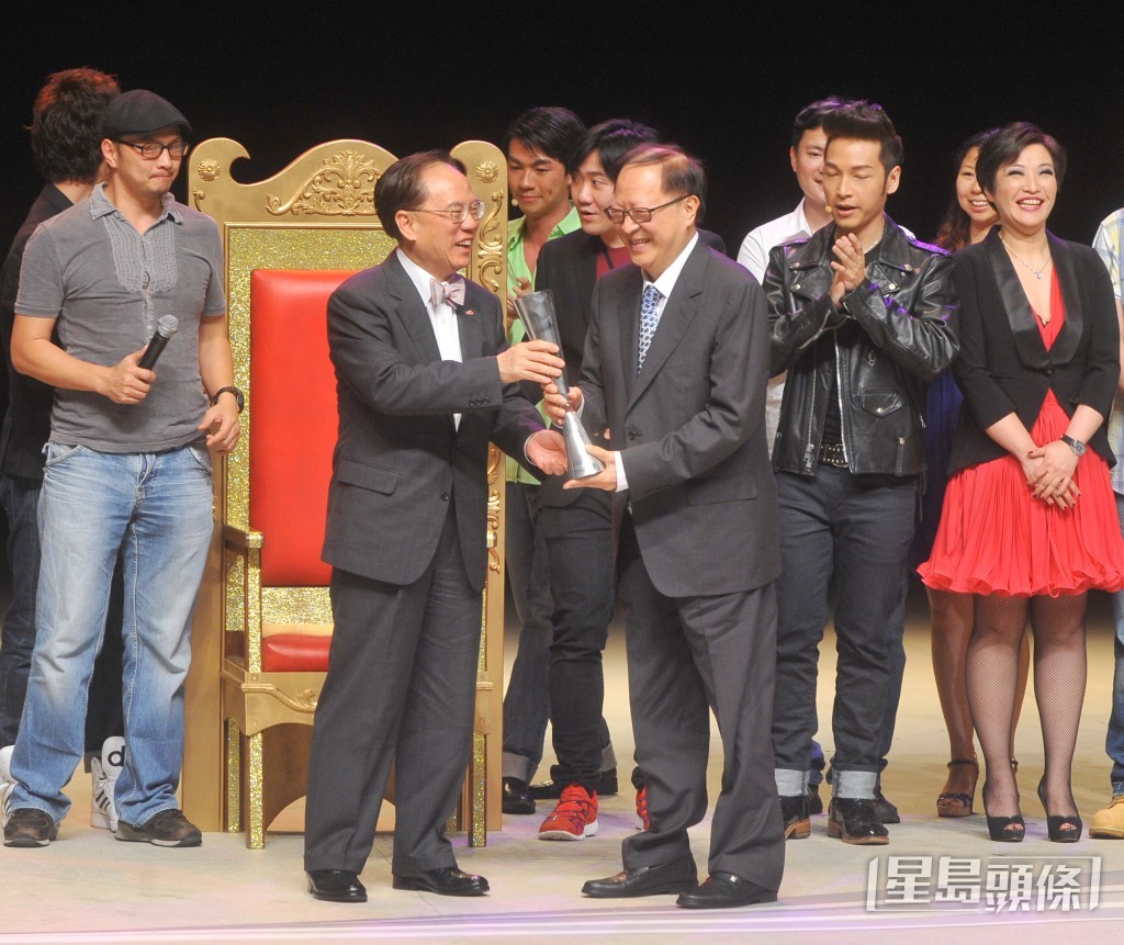 钟景辉在《2011香港艺术发展奖》获颁发“终身成就奖”！