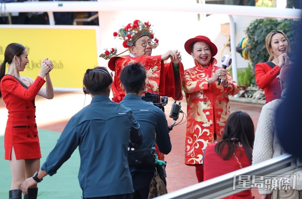 薛家燕跟胡枫合体绕场跟马迷拜年。