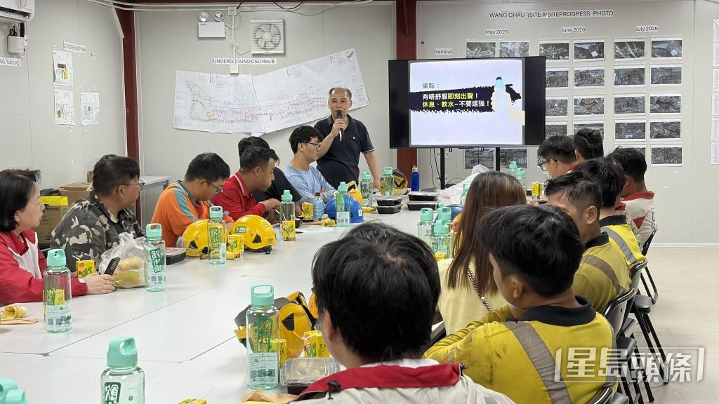 工业伤亡权益会到工地向工人讲解暑热下的安全事项。 工业伤亡权益会到工地向工人讲解暑热下的安全事项。