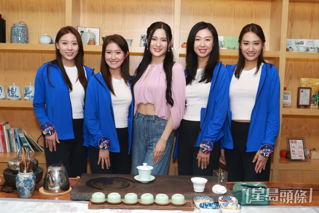 陳懿德準備「打氣包」給組員1號袁絲珩（Bernice）(左起)、2號李澤欣（Scarlett）、7號楊媛媛（Vera）、12號湯家琳（Caris）。