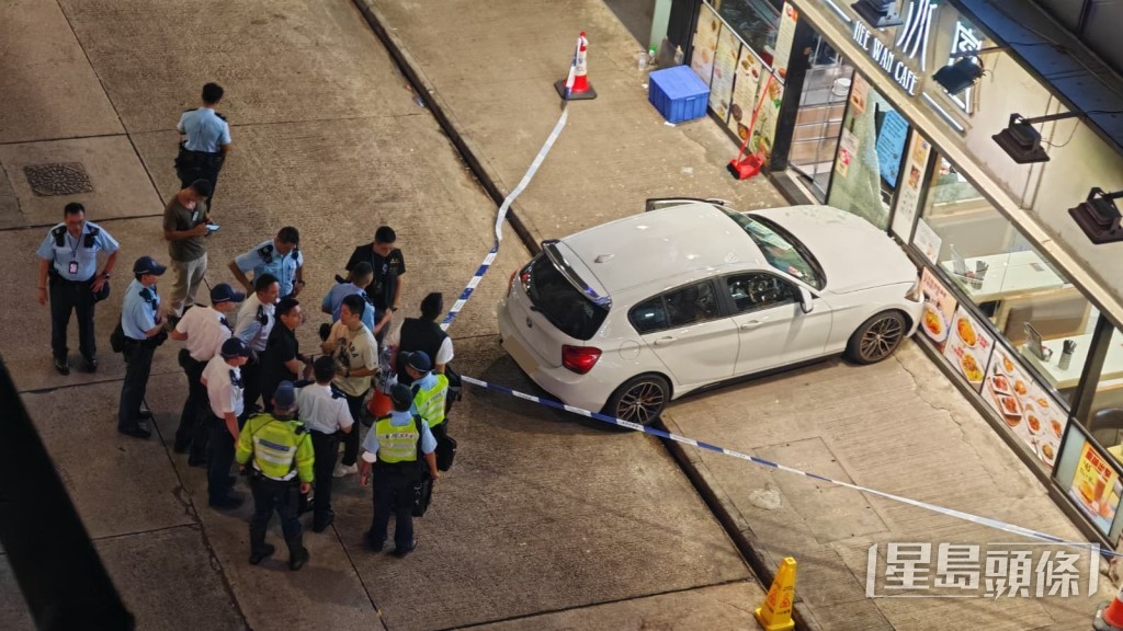 私家車直撞冰室外牆玻璃。 私家車直撞冰室外牆玻璃。