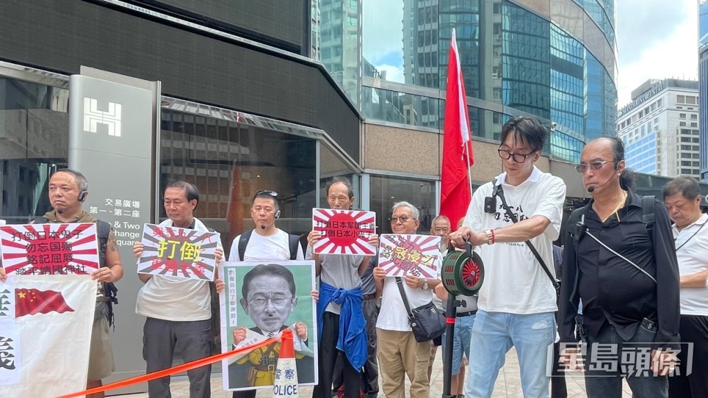 现场为同胞默念两分钟。谢晓雅摄