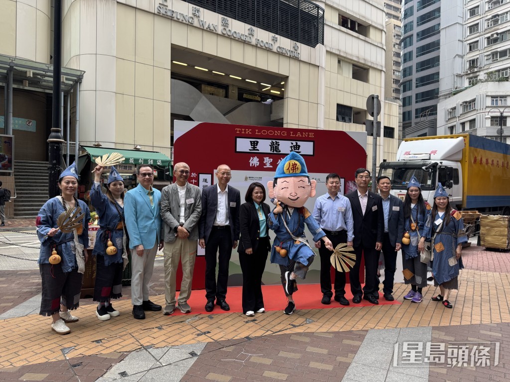 國際濟公文化協會理事長暨美燕（左六）。