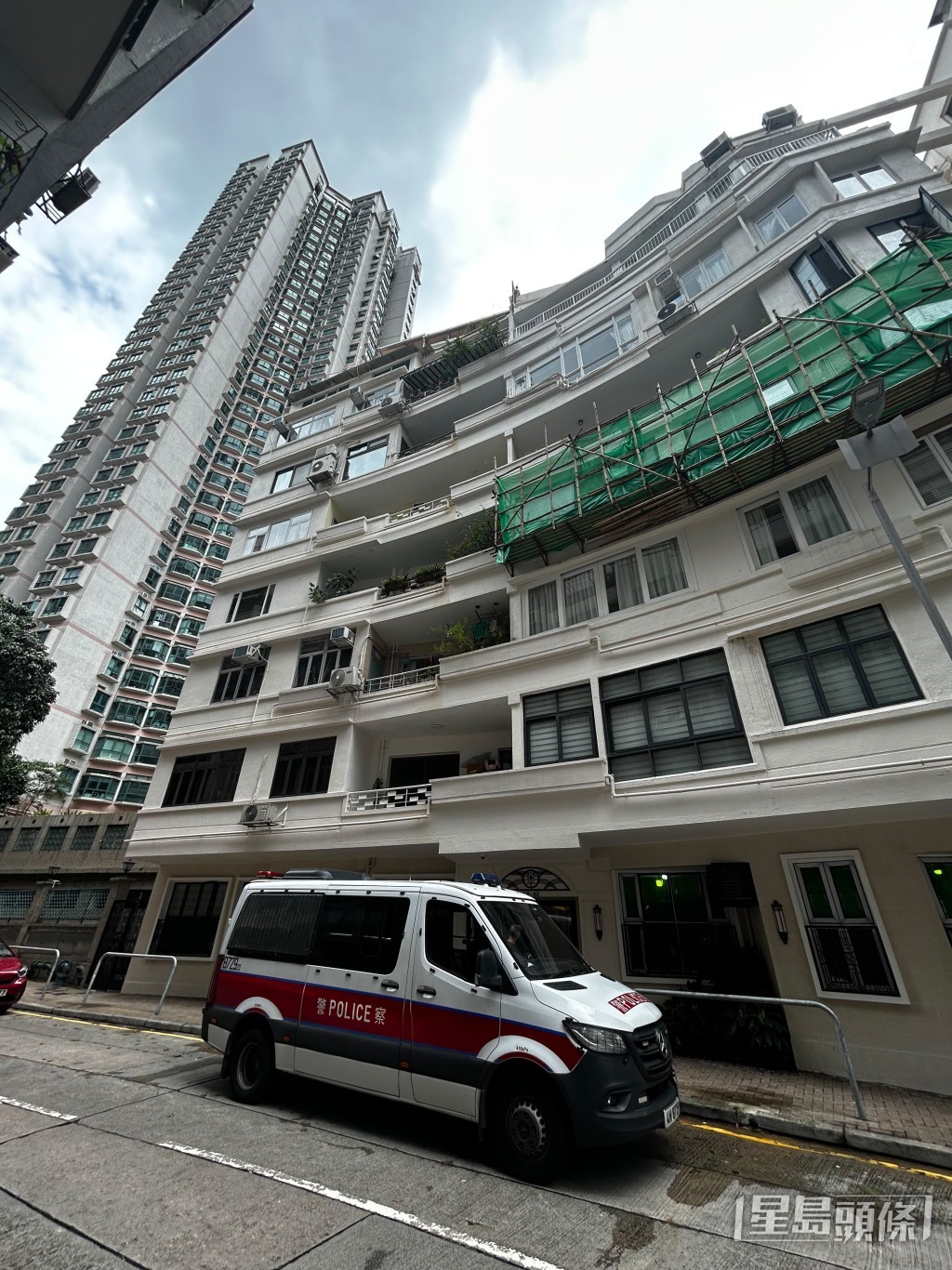 警員到現場調查。 警員到現場調查。