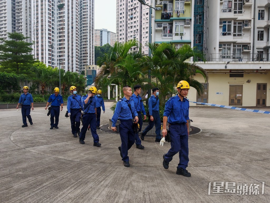 消防到場協助將事主移往地面。蔡楚輝攝 消防到場協助將事主移往地面。蔡楚輝攝