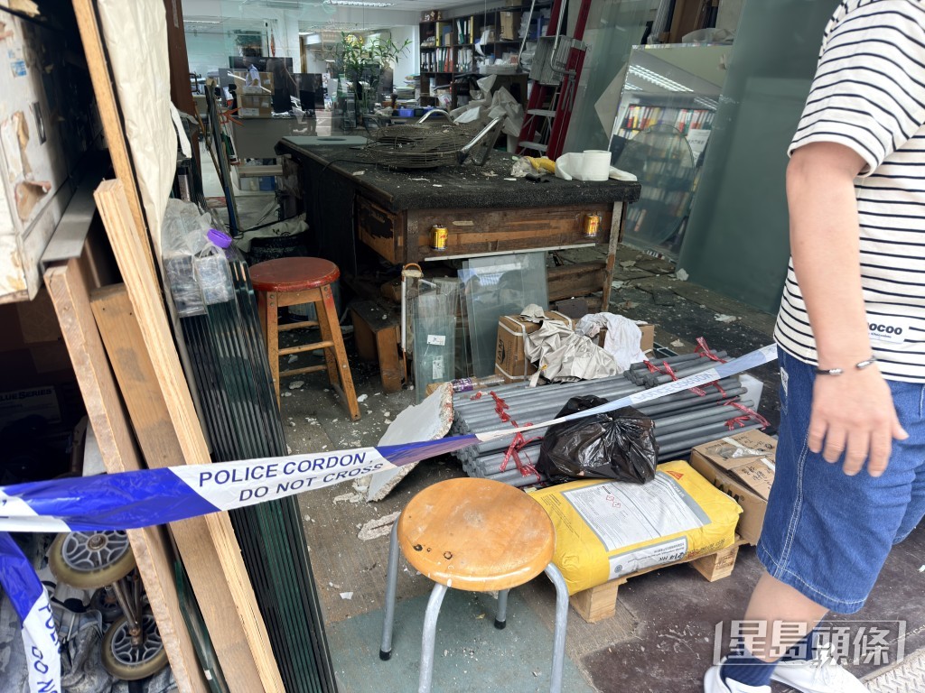 员工在舖内用膳期间遭堕下石屎块击中头。梁国峰摄
