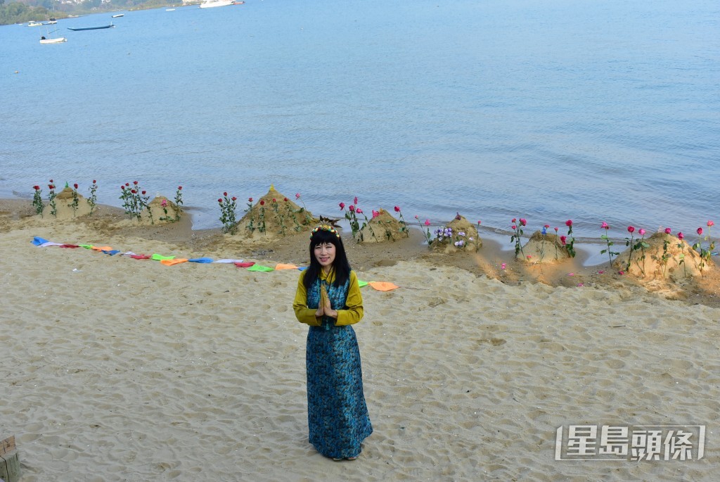 七師傅花了幾個小時建造七座沙佛塔。