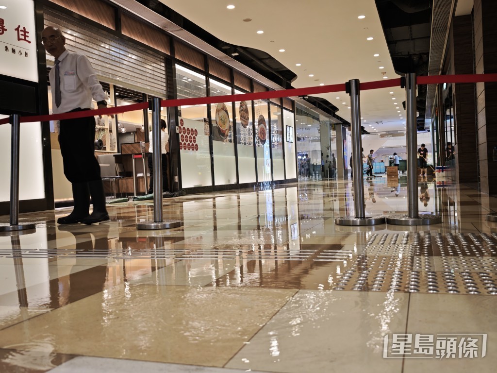 商場多處亦有「水氹」，不少長者行過都要加倍小心，放慢腳步。