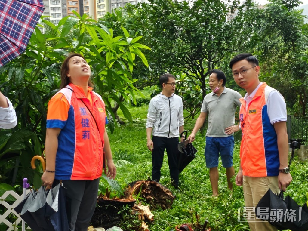 陈克勤赞扬现届政府天灾处理工作的效率。图为他早前探访受影响地区及居民。（陈克勤fb图片）