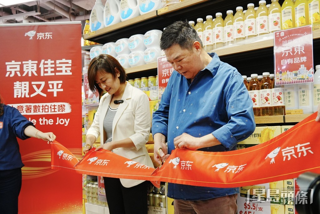 佳寶創辦人林曉毅出席剪彩。 汪旭峰 攝