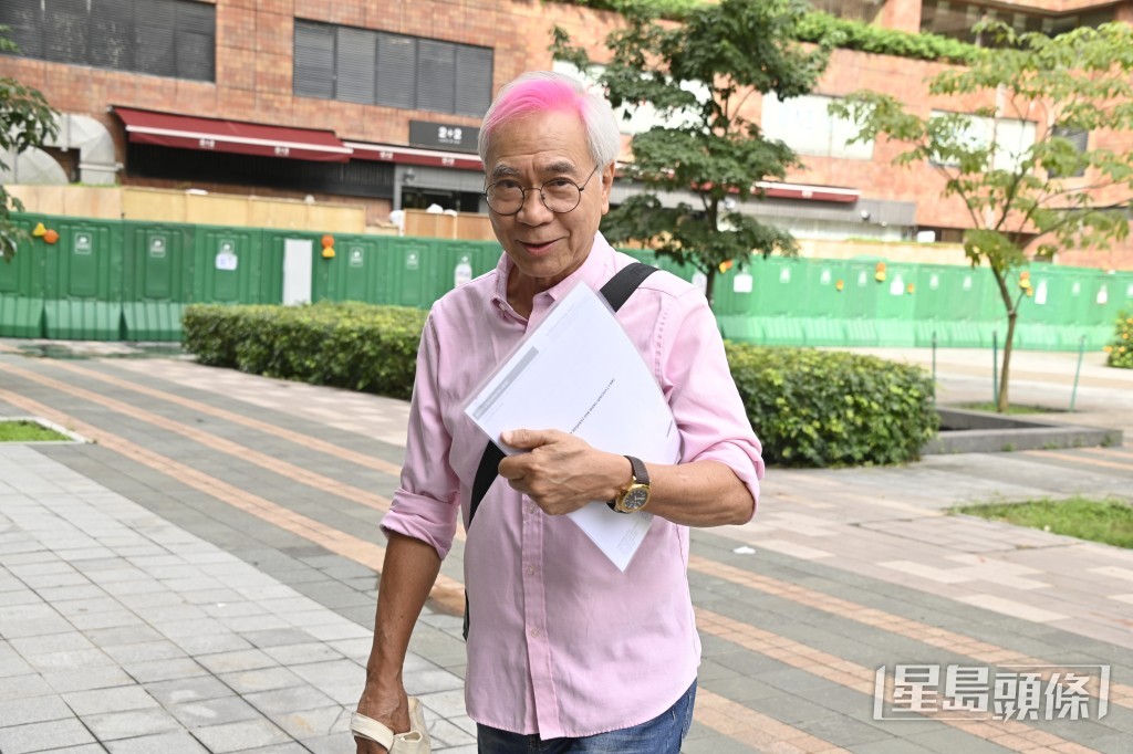 李龍基見到傳媒時便面露微笑打招呼說早晨。 李龍基見到傳媒時便面露微笑打招呼說早晨。