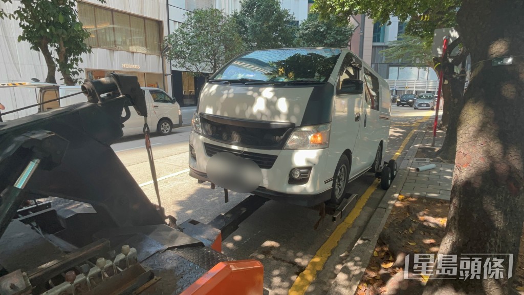 客貨車被拖走。楊偉亨攝