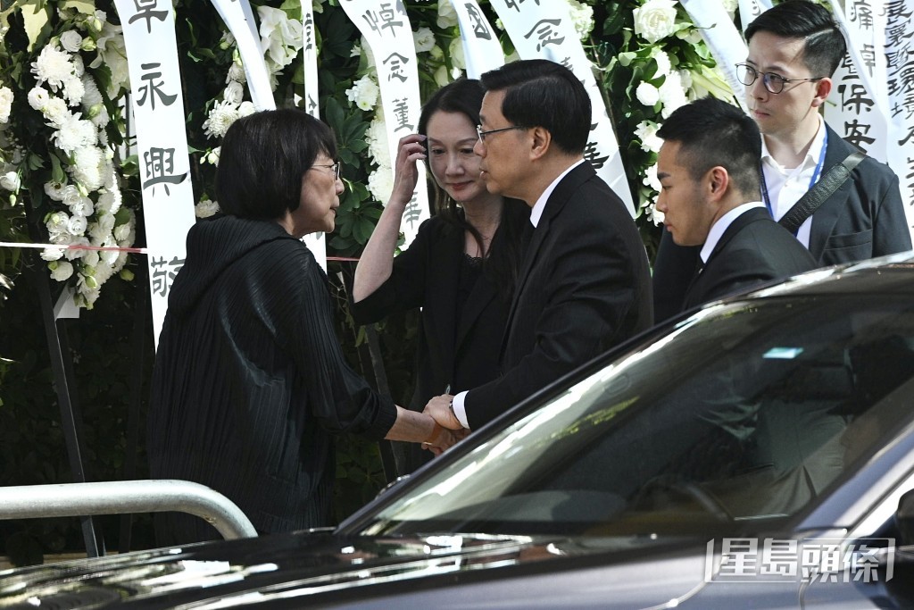 行政長官李家超抵達現場。 行政長官李家超抵達現場。