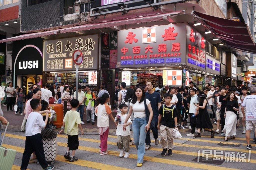 內地旅客逼爆旺角。陳浩元攝 內地旅客逼爆旺角。陳浩元攝