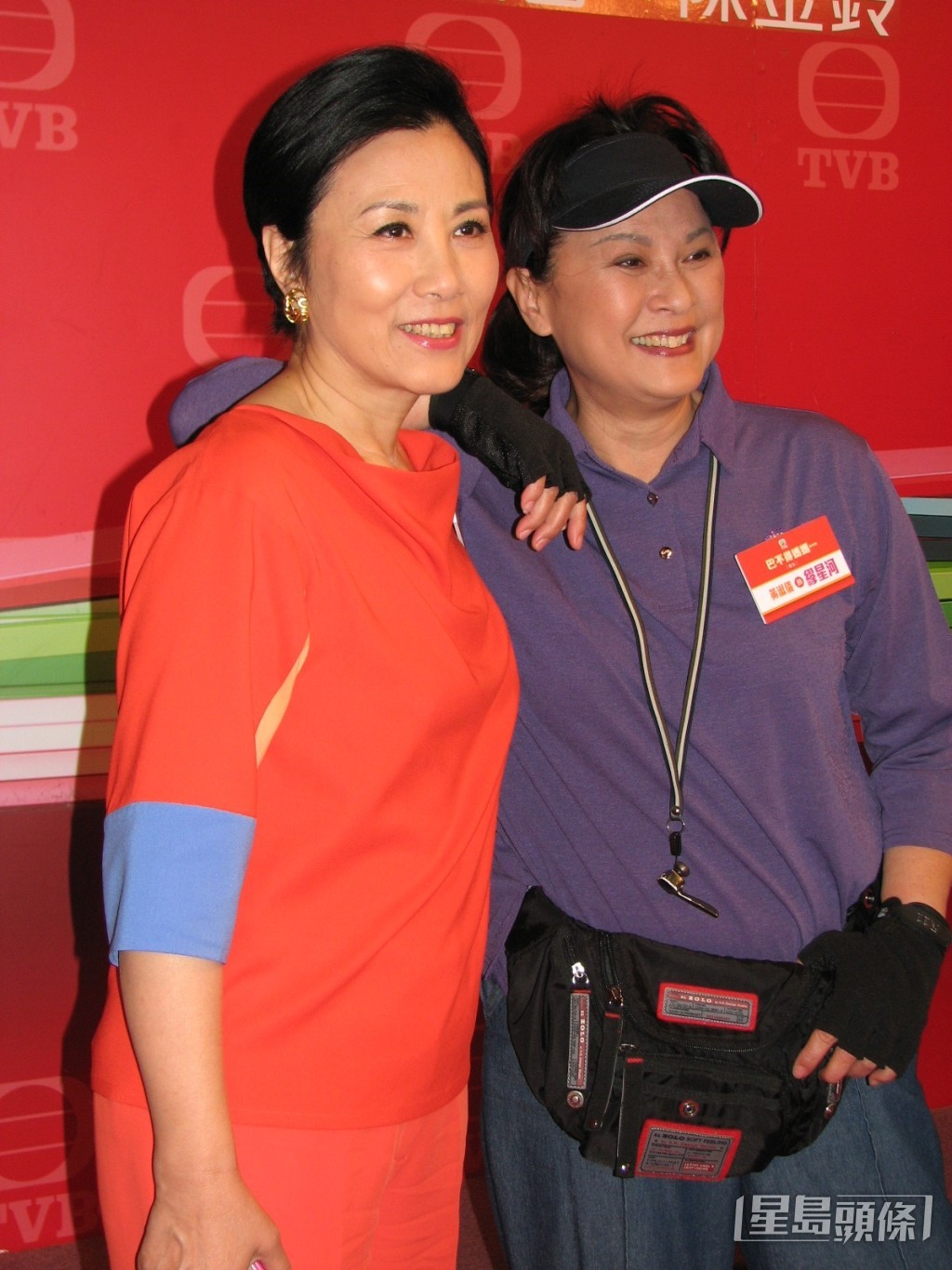 汪明荃、黃淑儀合作《巴不得媽媽…》。