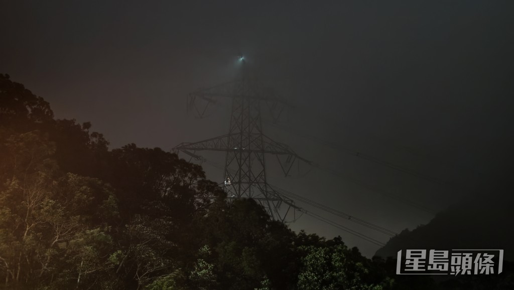 現場能見度下降，從飛鵝山觀景台位置只能間中瞥見電塔。