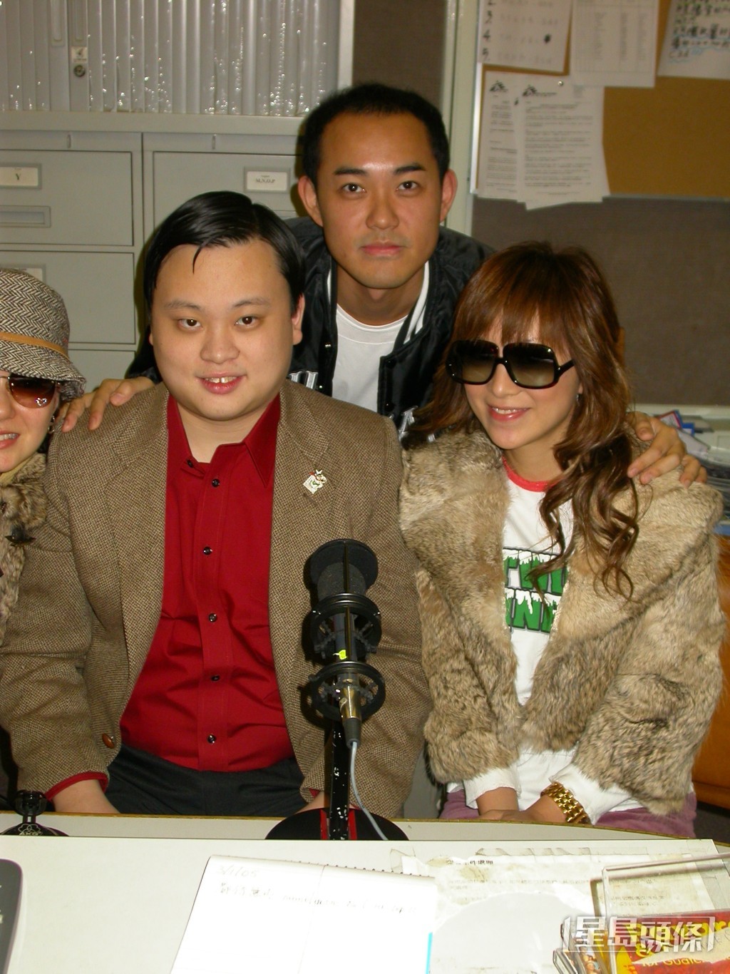 利嘉儿曾与孔庆翔(左)为新片《我亚妈发仔瘟》到男友周国丰(上)所主持的节目作宣传。