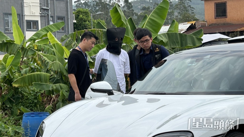 探員押解鄭雋熹,搜查保時捷。蔡楚輝攝 探員押解鄭雋熹,搜查保時捷。蔡楚輝攝