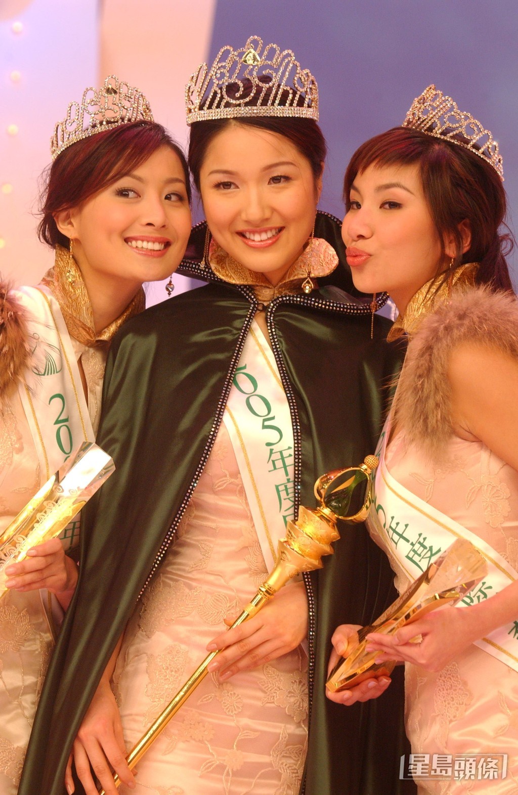 陈法拉2005年代表纽约来港参加国际华裔小姐竞选，败给冠军李亚男（中）屈居亚军。