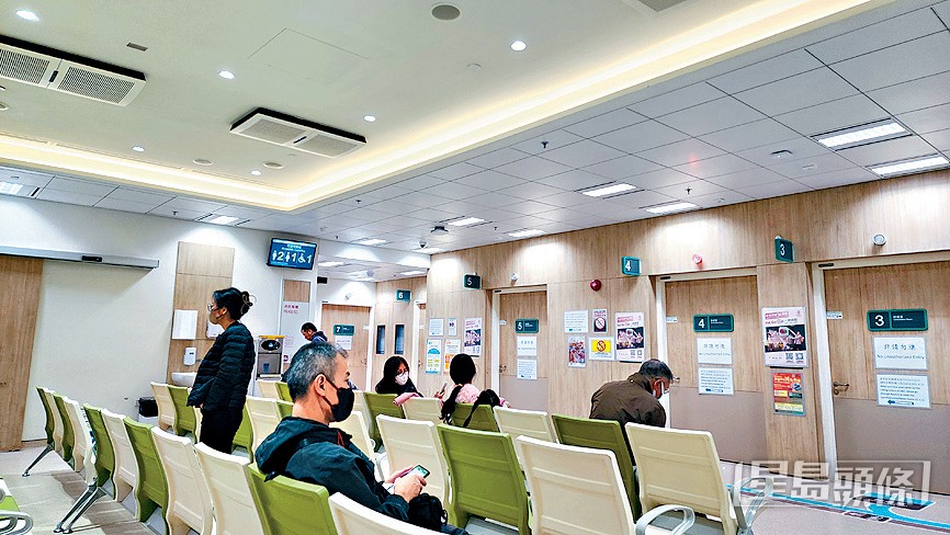 實施新收費後,急症室日均求診人次4592,較去年的5210減約12%。資料圖片 實施新收費後,急症室日均求診人次4592,較去年的5210減約12%。資料圖片